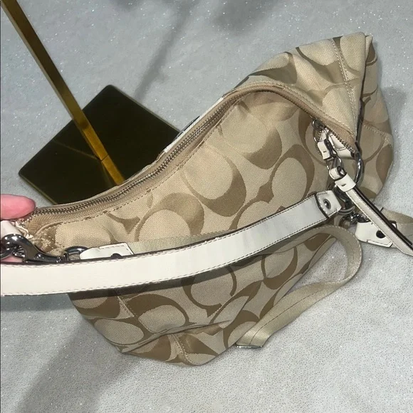 Coach Beige and White Signature Shoulder Bag - Picture 4 of 10